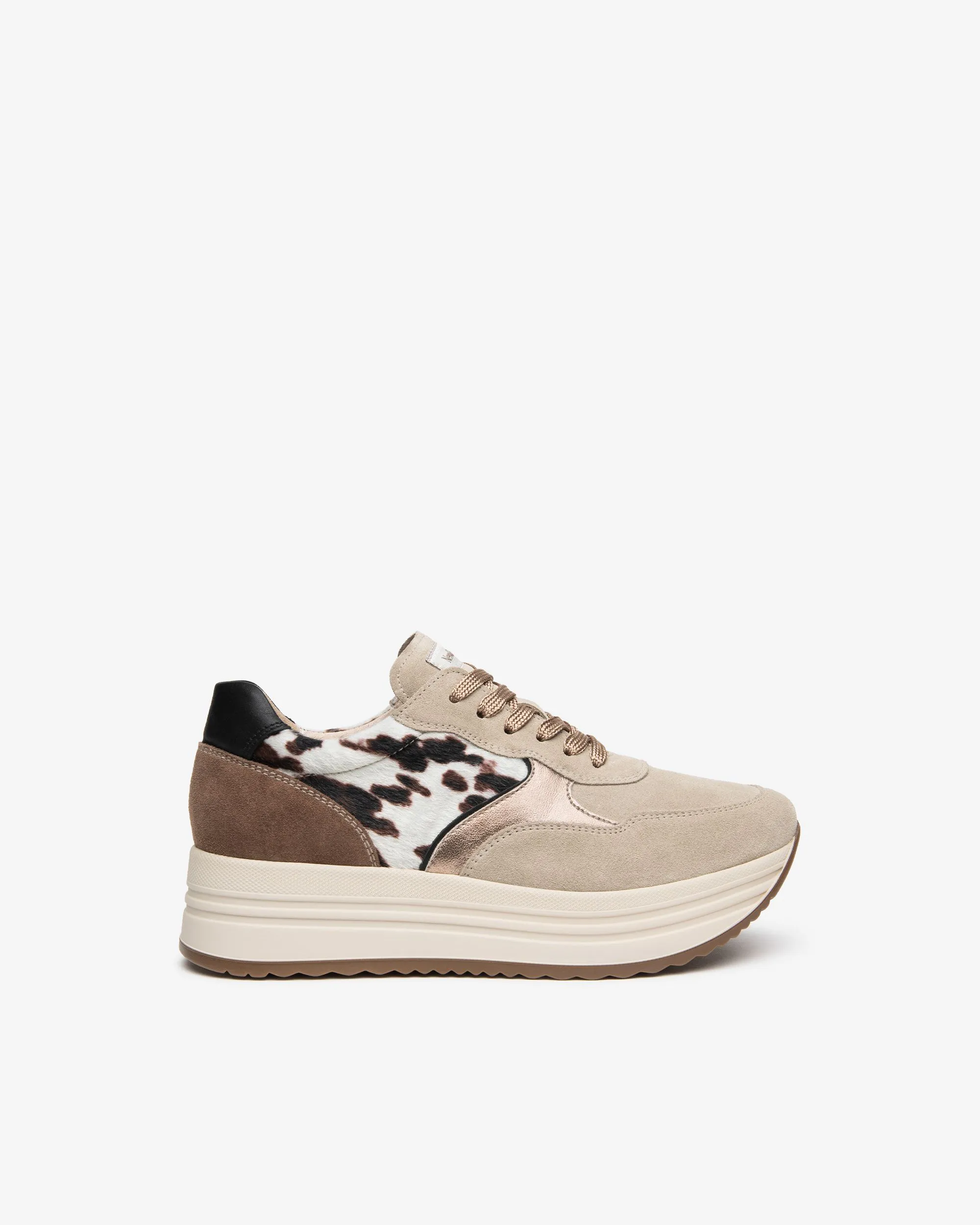 Baskets motif vache femme marque NeroGiardini. Référence I617342D 410 Sabbia . Disponible chez Chauss'Family magasin de chaussures à Issoire.