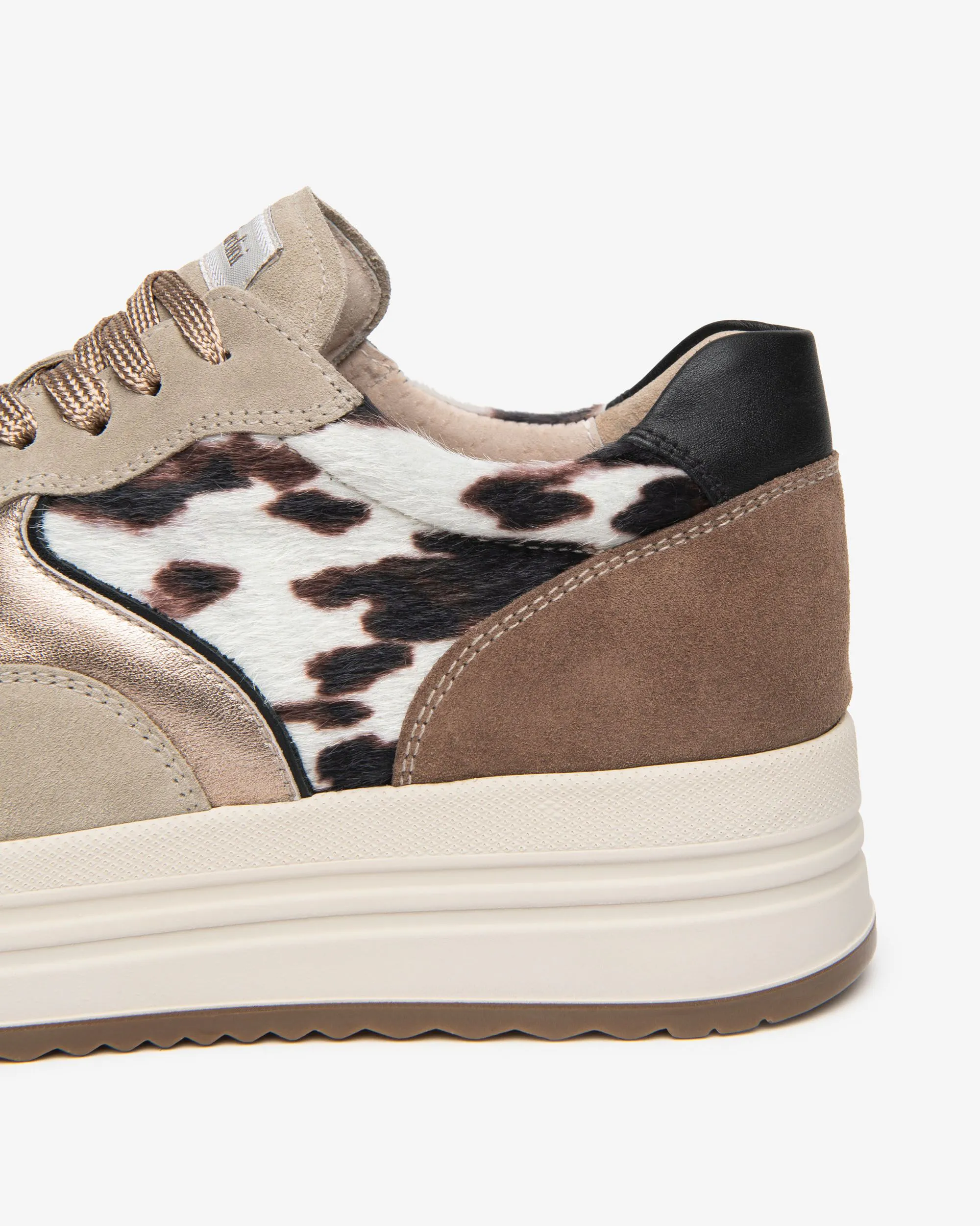 Baskets motif vache femme marque NeroGiardini. Référence I617342D 410 Sabbia . Disponible chez Chauss'Family magasin de chaussures à Issoire.