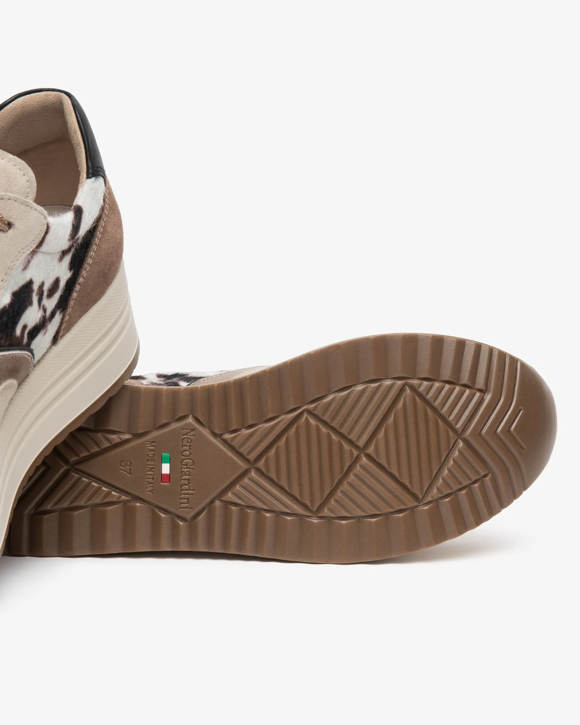 Baskets motif vache femme marque NeroGiardini. Référence I617342D 410 Sabbia . Disponible chez Chauss'Family magasin de chaussures à Issoire.