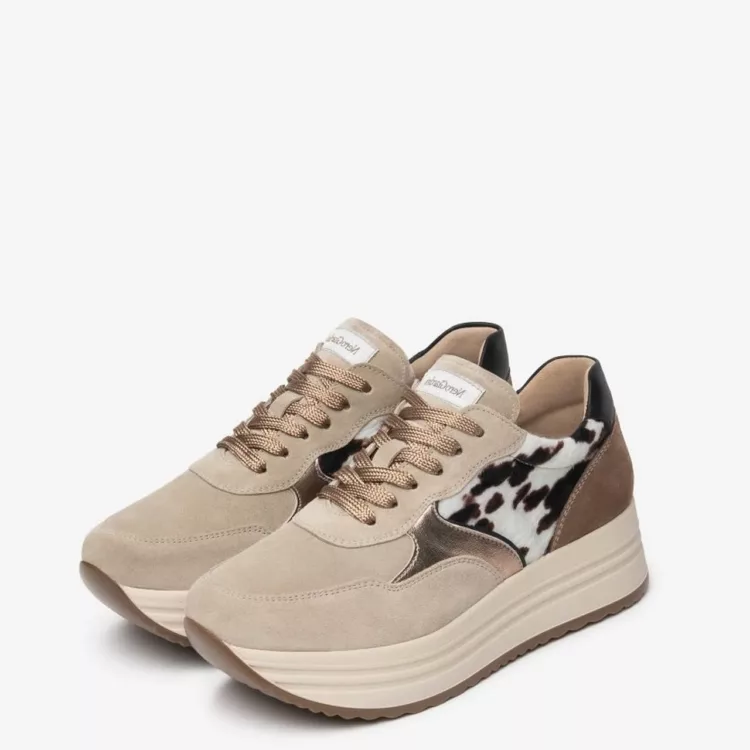 Baskets motif vache femme marque NeroGiardini. Référence I617342D 410 Sabbia . Disponible chez Chauss'Family magasin de chaussures à Issoire.