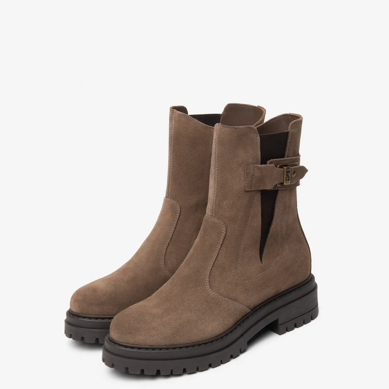 Bottines marron femme marque NeroGiardini. Référence I618021D 427 . Disponible chez Chauss'Family magasin de chaussures à Issoire.