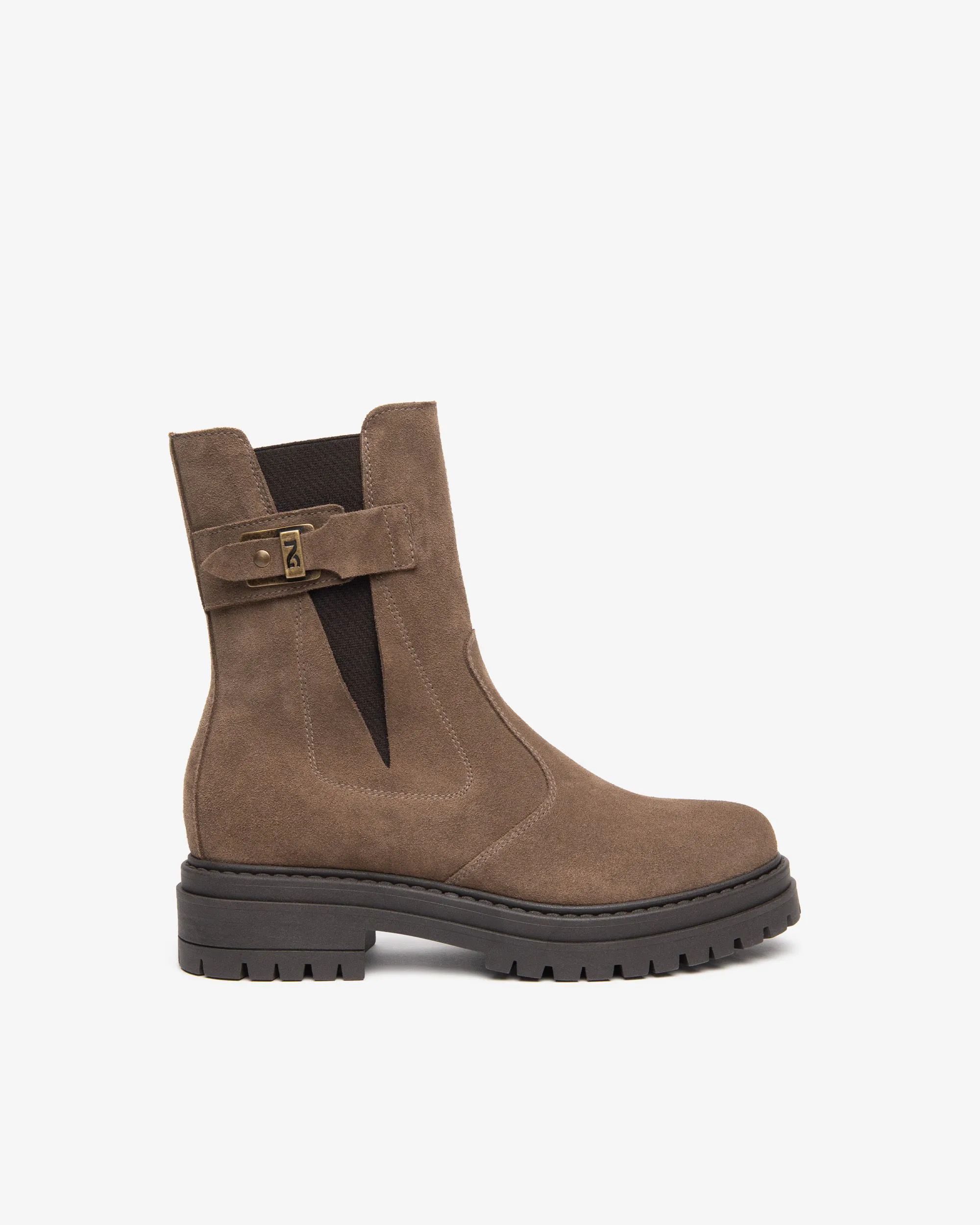 Bottines marron femme marque NeroGiardini. Référence I618021D 427 . Disponible chez Chauss'Family magasin de chaussures à Issoire.
