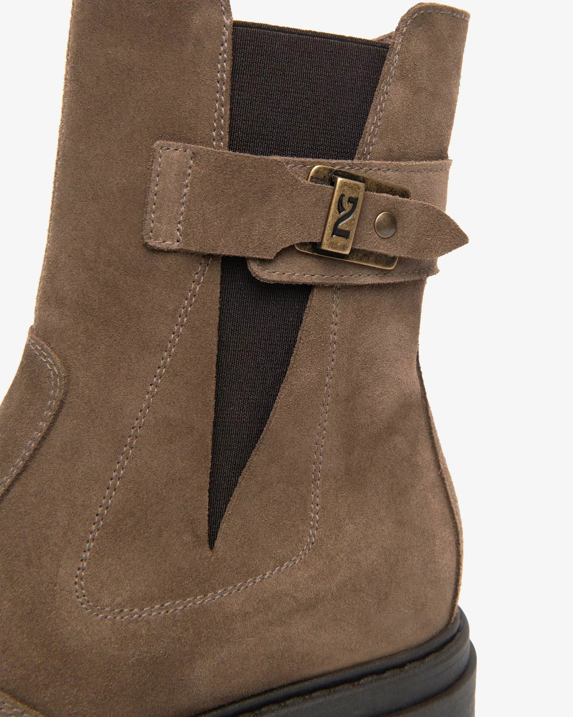 Bottines marron femme marque NeroGiardini. Référence I618021D 427 . Disponible chez Chauss'Family magasin de chaussures à Issoire.