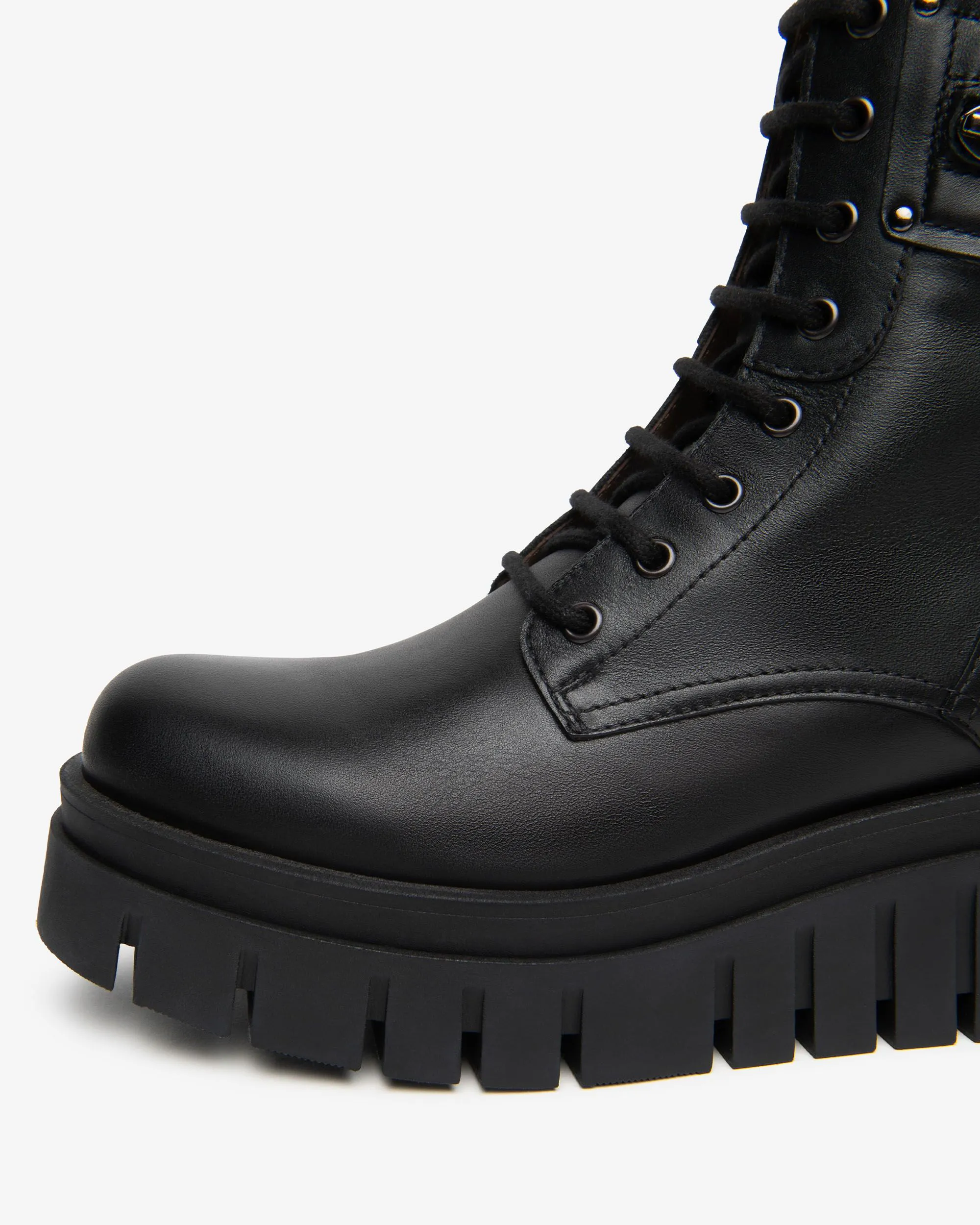 Bottines noires à plateforme femme marque NeroGiardini. Référence I61803D 100 Nero. Disponible chez Chauss'Family magasin de chaussures à Issoire.