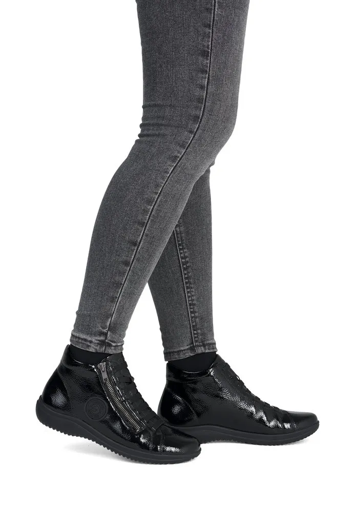 Baskets montantes noires pour femme marque Remonte. Référence D1E70-02 Noir . Disponible chez Chauss'Family magasin de chaussures à Issoire.