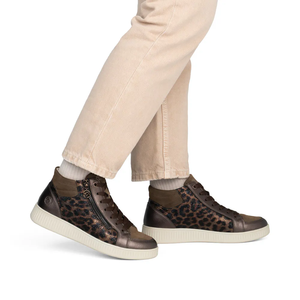Baskets montantes léopard pour femme marque Remonte. Référence D2E70-90 Bronze . Disponible chez Chauss'Family magasin de chaussures à Issoire.