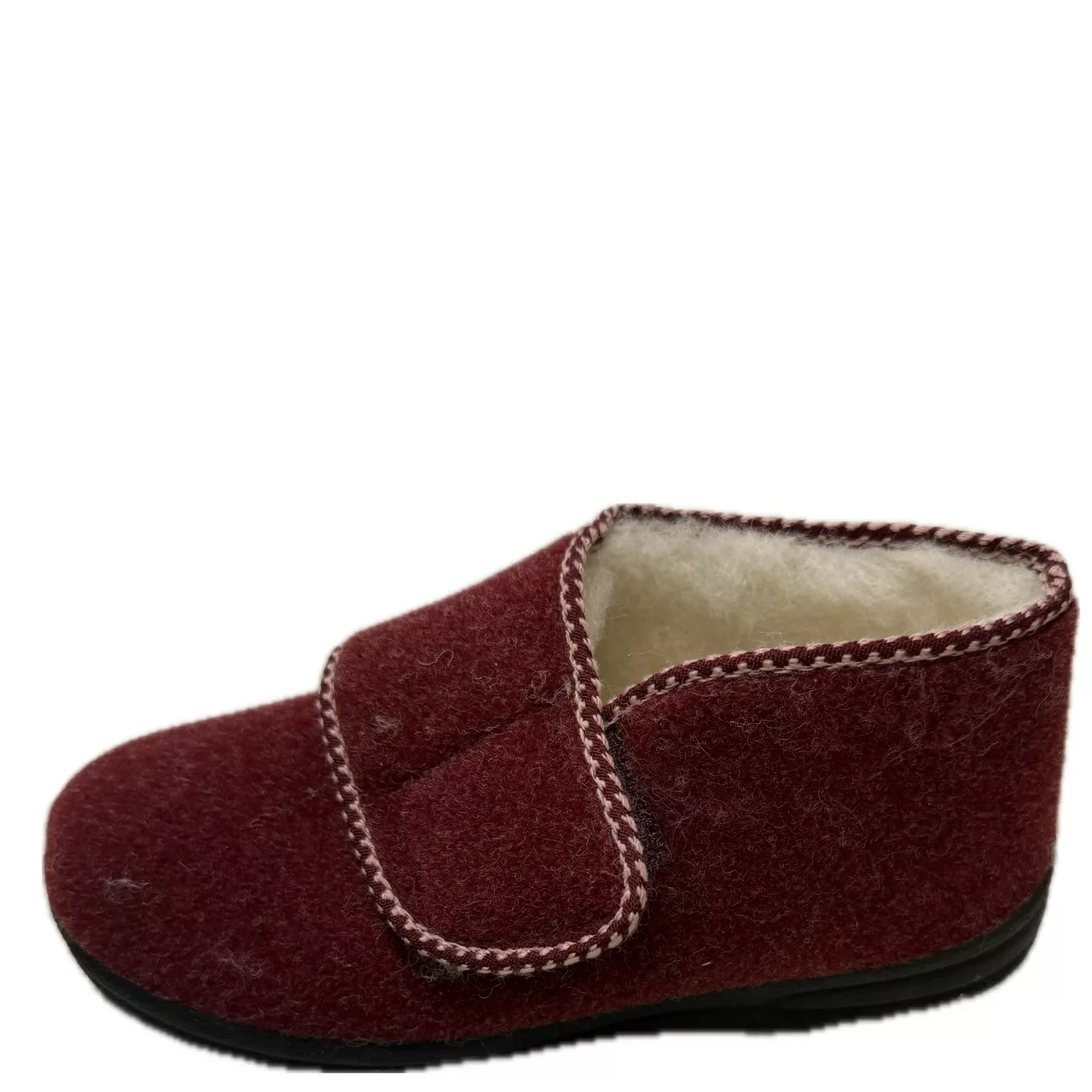 Pantoufles montantes bordeaux laine pour femme marque Fargeot. Référence : Annie Bordeaux. Disponible chez Chauss'Family magasin de chaussures à Issoire.