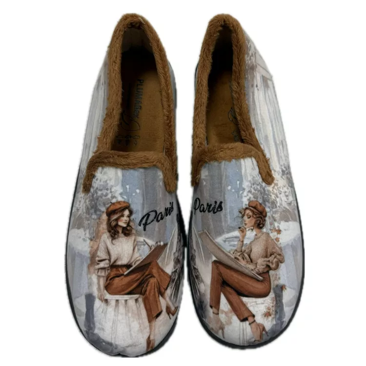 Pantoufles motif Paris pour femme de la marque Plumaflex. Référence : Art Paris 12215. Chauss'Family Issoire magasin de chaussures à Issoire.