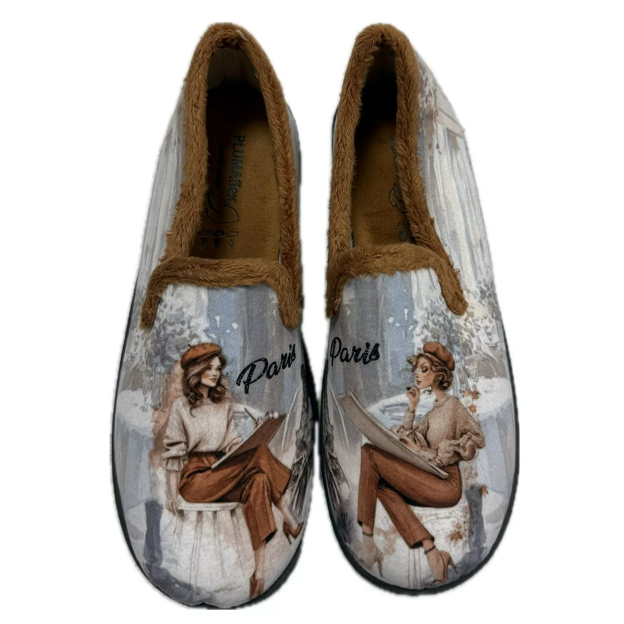 Pantoufles motif Paris pour femme de la marque Plumaflex. Référence : Art Paris 12215. Chauss'Family Issoire magasin de chaussures à Issoire.