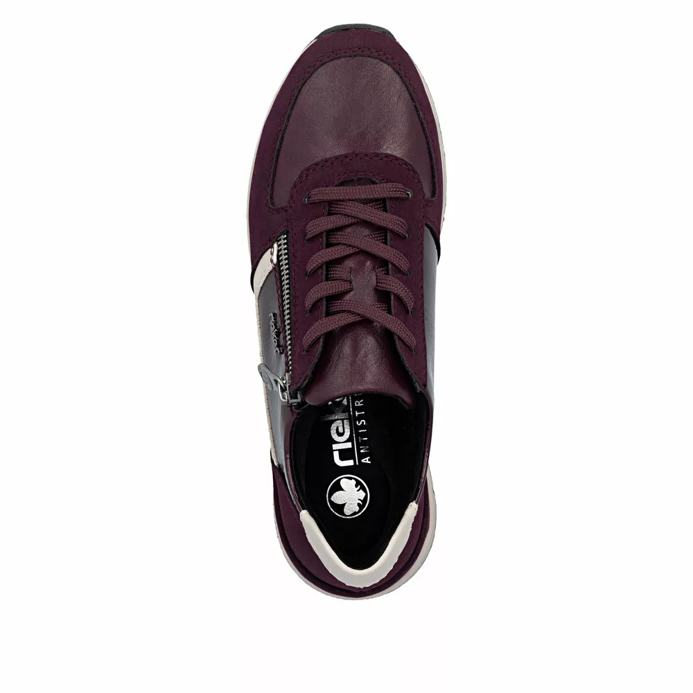 Baskets bordeaux de la marque Rieker pour femme. Référence 58902-35 Bordeaux. Disponible chez Chauss'Family magasin de chaussures à Issoire.