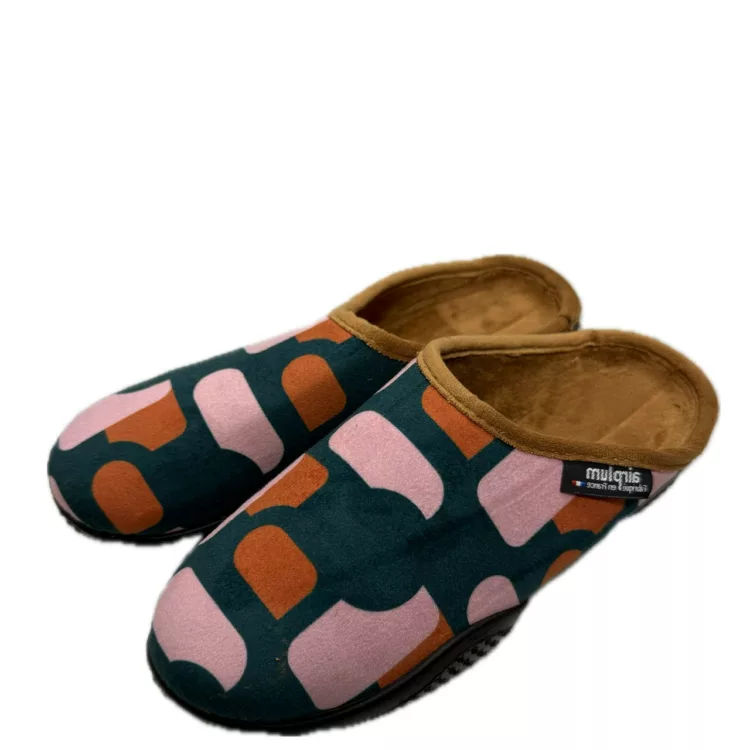 Mules multicolores pour femme de la marque Airplum. Référence : Basilia Vert. Disponible chez Chauss'Family Issoire magasin de chaussures à Issoire.