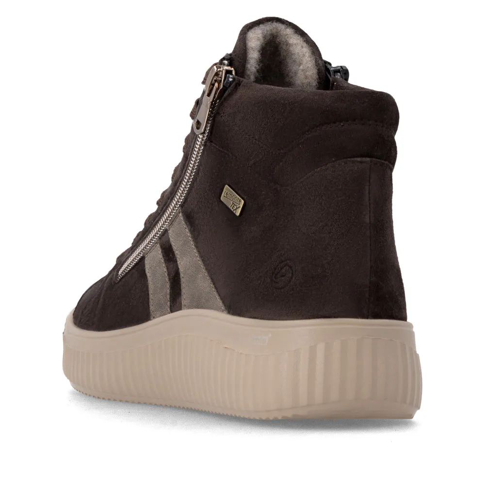 Baskets montantes marron pour femme Remonte. Référence : D3E70-25 Marron. Disponible chez Chauss'Family magasin de chaussures à Issoire.