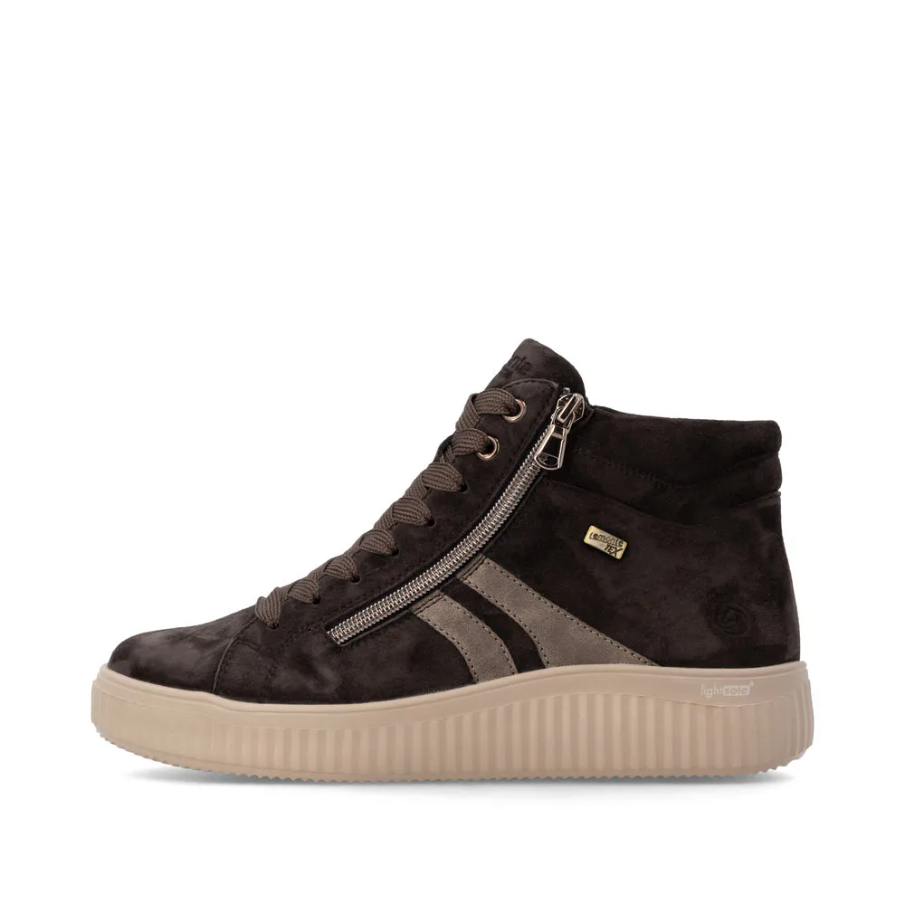 Baskets montantes marron pour femme Remonte. Référence : D3E70-25 Marron. Disponible chez Chauss'Family magasin de chaussures à Issoire.