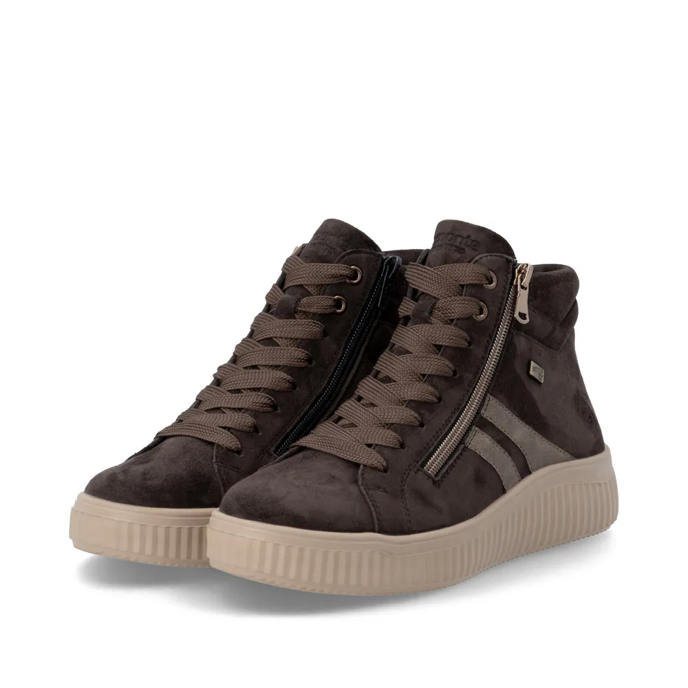 Baskets montantes marron pour femme Remonte. Référence : D3E70-25 Marron. Disponible chez Chauss'Family magasin de chaussures à Issoire.