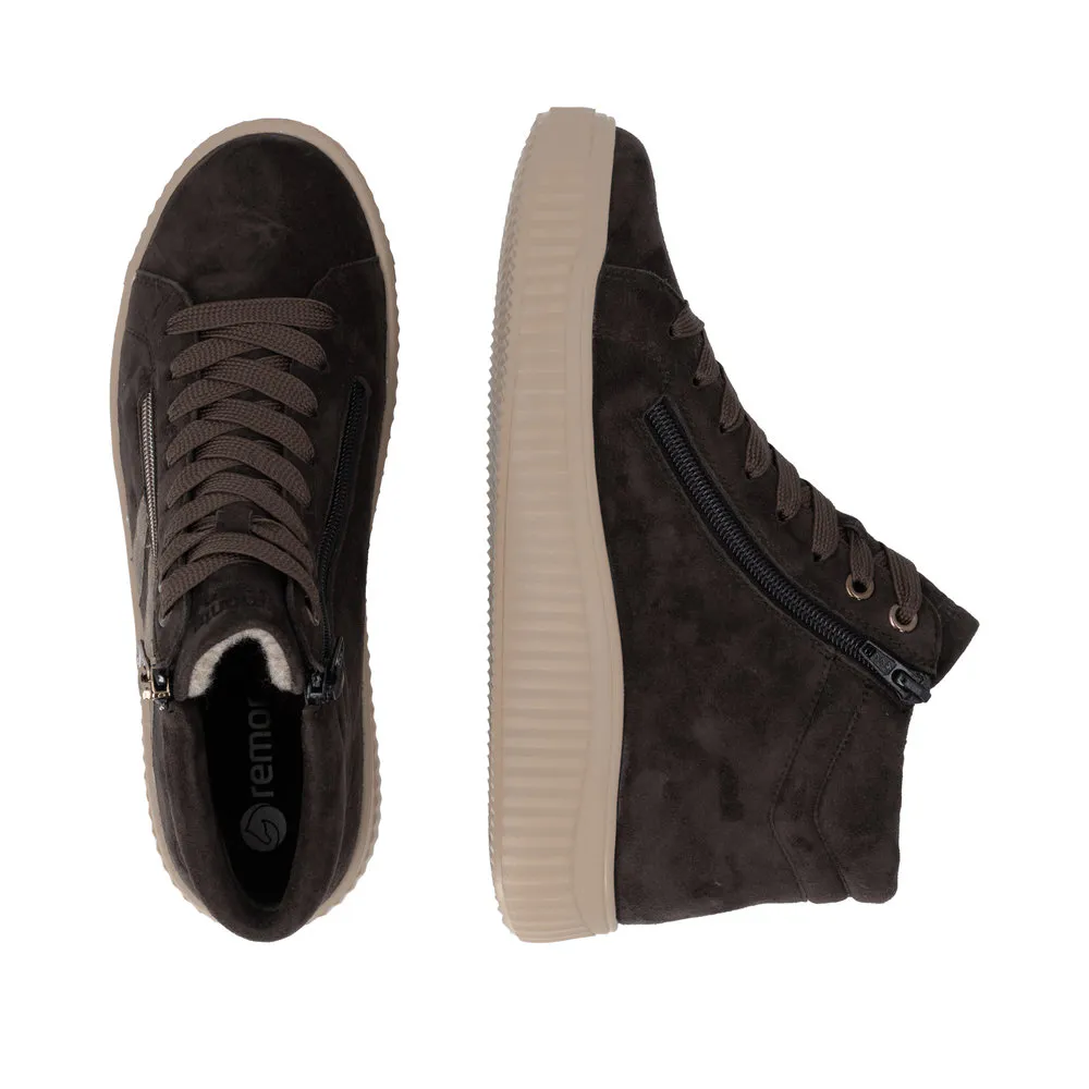 Baskets montantes marron pour femme Remonte. Référence : D3E70-25 Marron. Disponible chez Chauss'Family magasin de chaussures à Issoire.