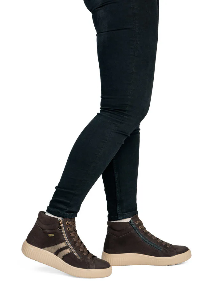 Baskets montantes marron pour femme Remonte. Référence : D3E70-25 Marron. Disponible chez Chauss'Family magasin de chaussures à Issoire.