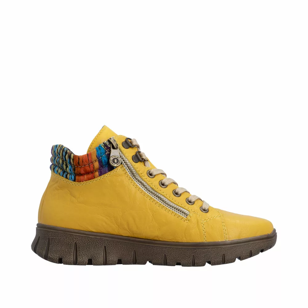 Baskets montantes jaunes de la marque Rieker. Référence : N1305-68 Jaune. Disponible chez Chauss'Family magasin de chaussures à Issoire.