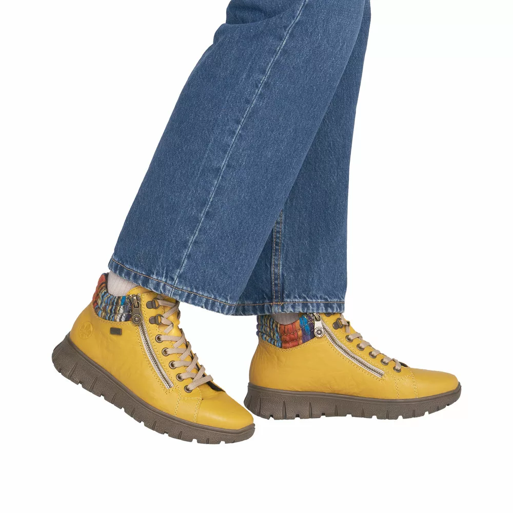 Baskets montantes jaunes de la marque Rieker. Référence : N1305-68 Jaune. Disponible chez Chauss'Family magasin de chaussures à Issoire.