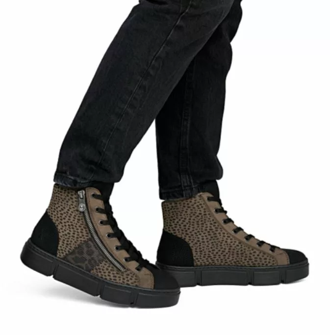 Baskets montantes marron imprimées pour femme marque Rieker. Référence N5931-25 Marron . Disponible chez Chauss'Family magasin de chaussures Issoire